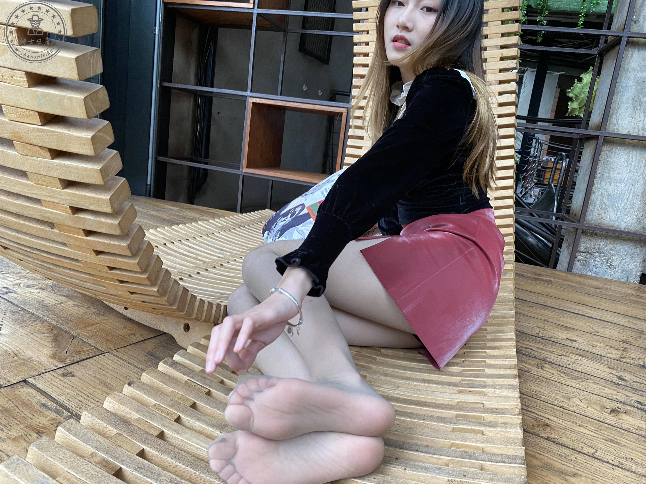 [MussGirl慕丝女郎] NO.160 红色皮裙肉丝 [70P+85M]